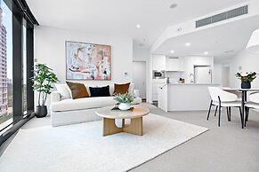 CBD High-rise 1-bed With Pool, Gym & Views