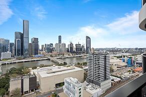 Central Brisbane Stay With Balcony, Pool & BBQ