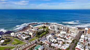 Charming Townhouse Steps From Newcastle Beach