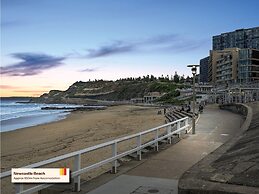 Charming Townhouse Steps From Newcastle Beach