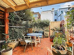 Charming Townhouse Steps From Newcastle Beach