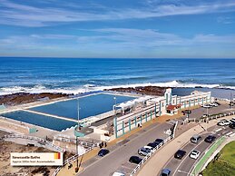 Charming Townhouse Steps From Newcastle Beach