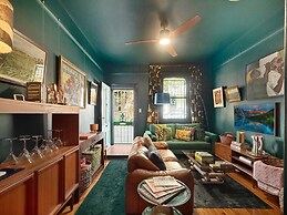 Charming Townhouse Steps From Newcastle Beach
