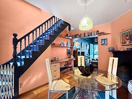Charming Townhouse Steps From Newcastle Beach