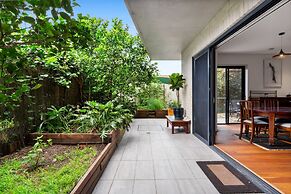Spacious 2-bed Retreat With BBQ & Courtyard