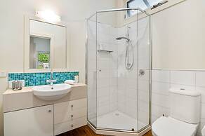 Wellness Escape: 1-bed Home + Studio & Sauna
