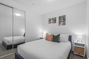 Docklands Waterfront Elegance With Cityscape Views
