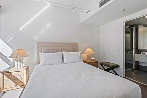 Chic Inner-city Stay With Balcony