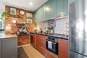 Chic 2-bed Apartment With Balcony in Southbank