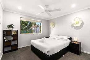 Charming 3-bed Apartment Near Local Shops