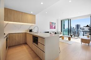 Elegant 2-bed Broadbeach Hotel With Ocean View