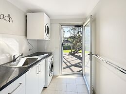 Spacious Beach Studio With Alfresco Dining