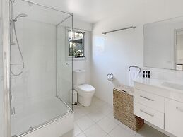 Spacious Beach Studio With Alfresco Dining