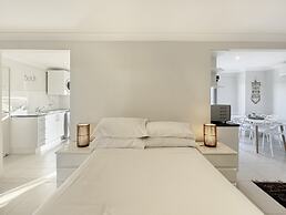 Spacious Beach Studio With Alfresco Dining