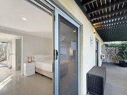 Spacious Beach Studio With Alfresco Dining