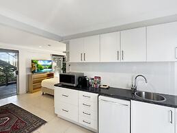 Spacious Beach Studio With Alfresco Dining