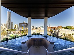 Fortitude Valley 3-bed, Top Floor + Bridge View