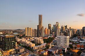 Fortitude Valley 3-bed, Top Floor + Bridge View