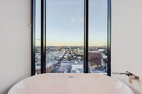 Fortitude Valley 3-bed, Top Floor + Bridge View