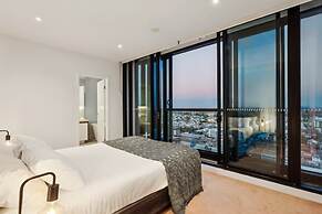 Fortitude Valley 3-bed, Top Floor + Bridge View