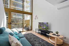 Comfortable 1-bed Retreat With Courtyard & Parking