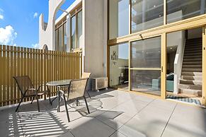 Comfortable 1-bed Retreat With Courtyard & Parking