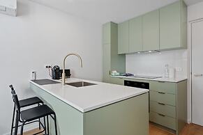 Comfortable 1-bed Retreat With Courtyard & Parking