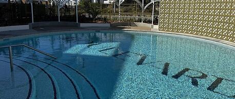 Comfortable 1-bed Retreat With Courtyard & Parking