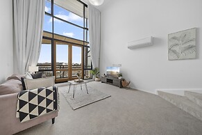 Loft-style CBD 1-bed With Rooftop Terrace & BBQ