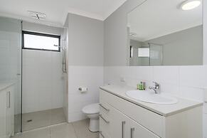 Sunny 2-bed in Quiet Location With Balcony