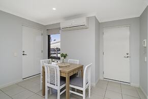 Sunny 2-bed in Quiet Location With Balcony