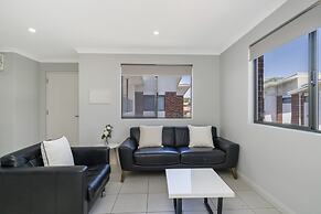 Sunny 2-bed in Quiet Location With Balcony