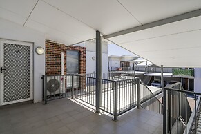Sunny 2-bed in Quiet Location With Balcony
