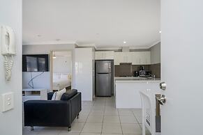 Sunny 2-bed in Quiet Location With Balcony