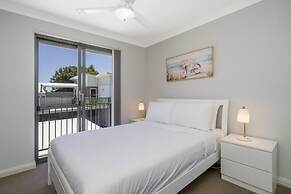 Sunny 2-bed in Quiet Location With Balcony