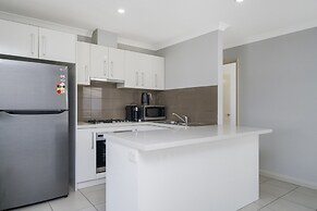 Sunny 2-bed in Quiet Location With Balcony