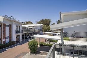 Sunny 2-bed in Quiet Location With Balcony