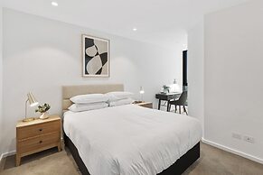 Elegant 2-bed Apartment With Balcony & City Views
