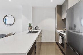 Elegant 2-bed Apartment With Balcony & City Views