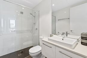 Elegant 2-bed Apartment With Balcony & City Views
