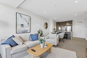 Elegant 2-bed Apartment With Balcony & City Views