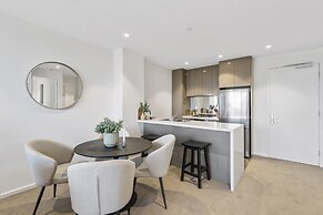 Elegant 2-bed Apartment With Balcony & City Views