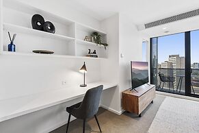 Elegant 2-bed Apartment With Balcony & City Views