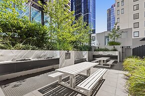 Elegant 2-bed Apartment With Balcony & City Views