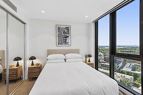 Elegant 2-bed Apartment With Balcony & City Views