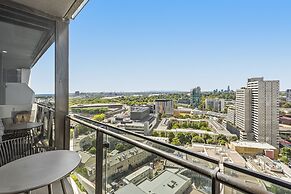 Elegant 2-bed Apartment With Balcony & City Views