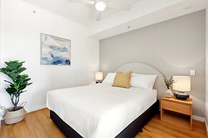 Elegant Inner-city 1-bed With Rooftop Dining