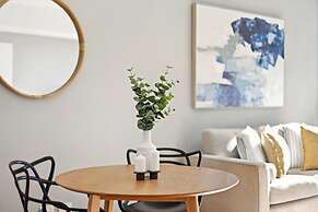 Elegant Inner-city 1-bed With Rooftop Dining