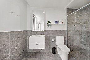 Bright 2-bed Apartment With Gym, BBQ & Pool Access