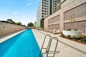 Bright 2-bed Apartment With Gym, BBQ & Pool Access